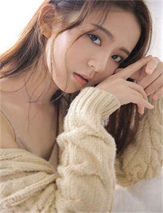 美女与黑人男子交流-阁楼里的小花