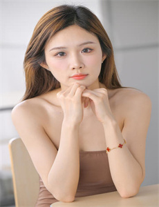 蜘蛛网中的女孩